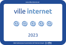 Panneau du label Ville internet représentant les 5 arobases obtenus en 2023 par la Ville de La Madeleine